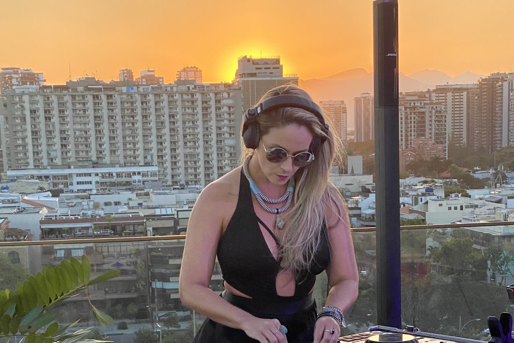 Muryel tocando no sunset com a cidade do Rio de Janeiro ao fundo