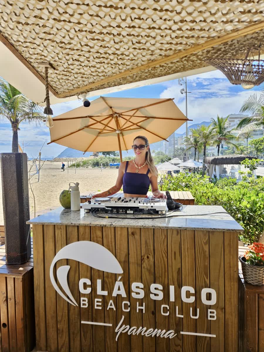 Muryel na cabine do Clássico Beach Club, em Ipanema
